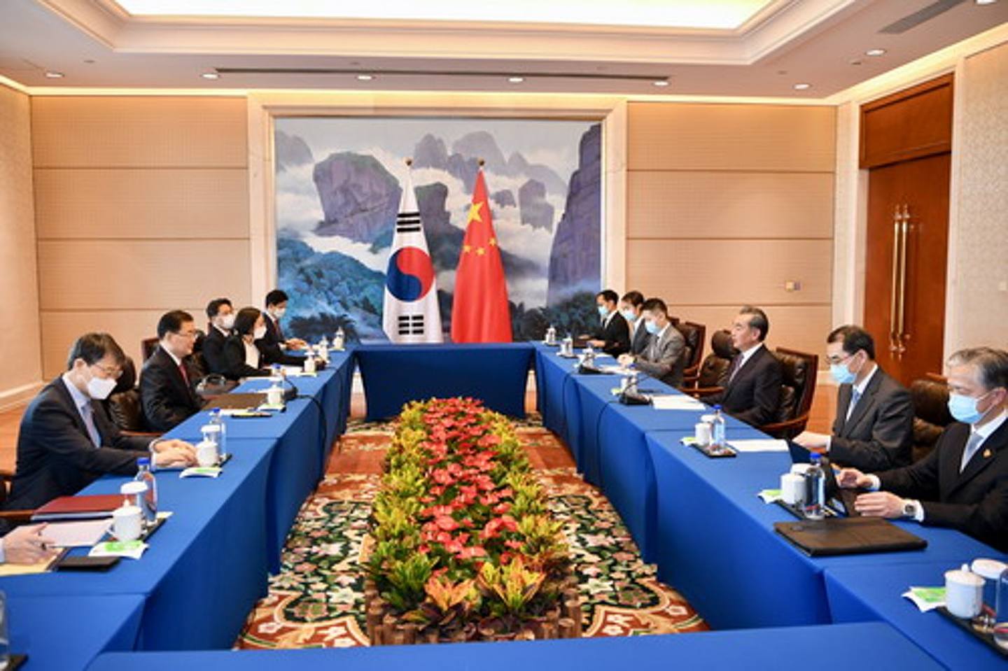 中韩关系：韩国外交部长郑义溶（左二）4月3日在福建省厦门市与中国国务委员兼外长王毅会晤。 （中国外交部）