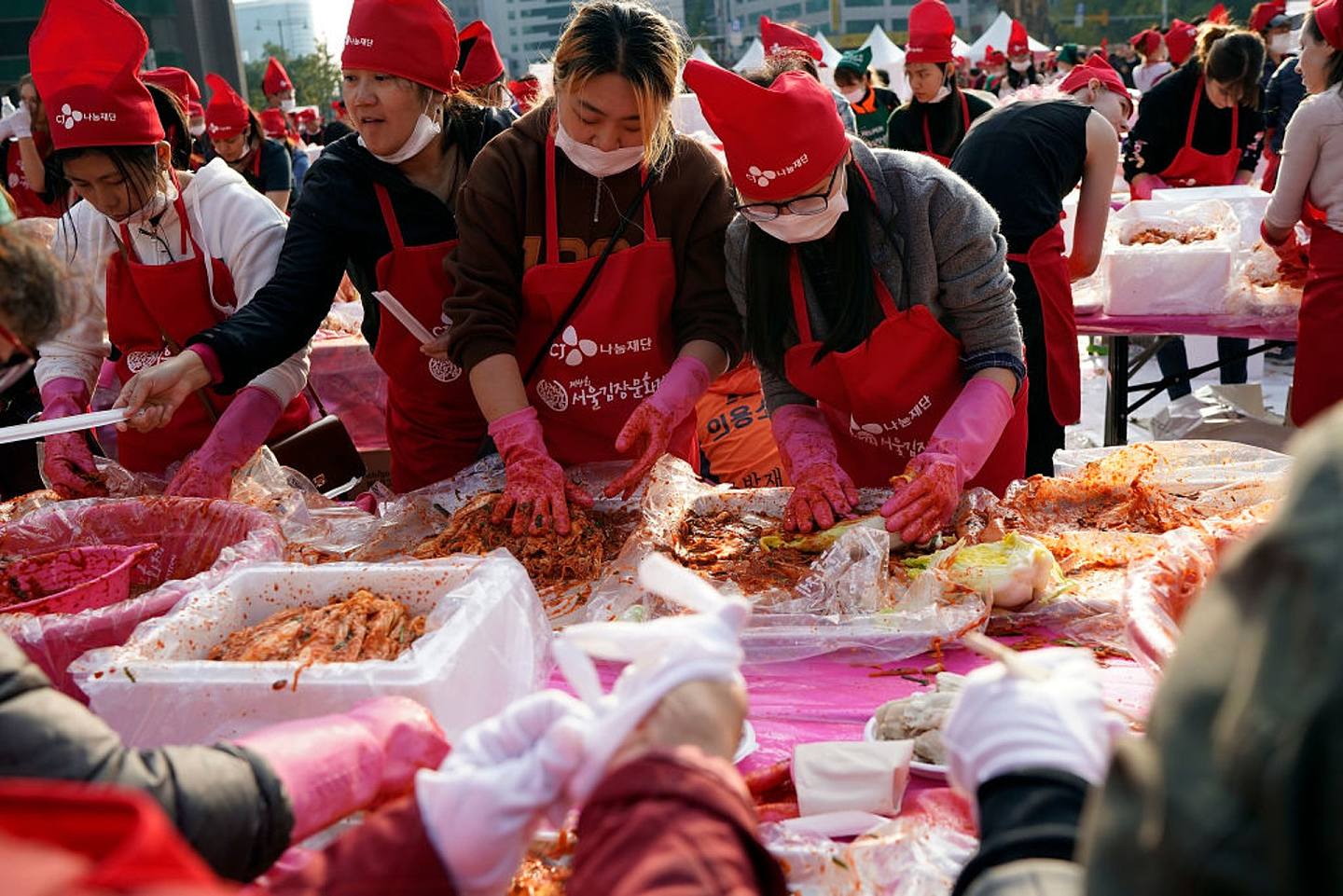 图为2017年11月3日，韩国人正在一起制作泡菜，以捐赠给穷人过冬。 （Getty）