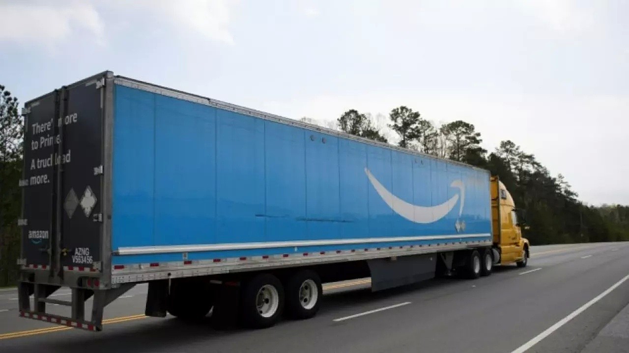 Un camion portant le logo d'Amazon dans l'Alabama aux Etats-Unis le 26 mars 2021