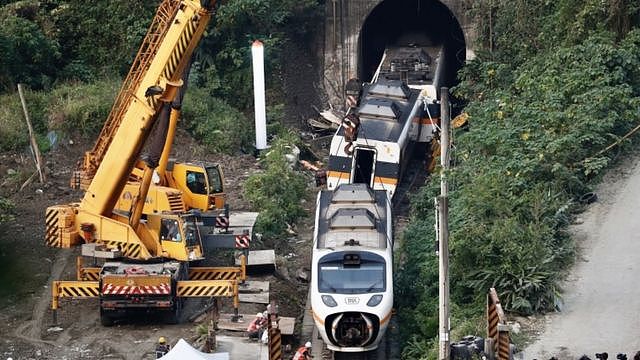 Salvage crews remove train carriages north of Hualien, Taiwan, 3 April 2021