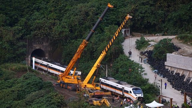 Salvage crews remove train carriages north of Hualien, Taiwan, 3 April 2021