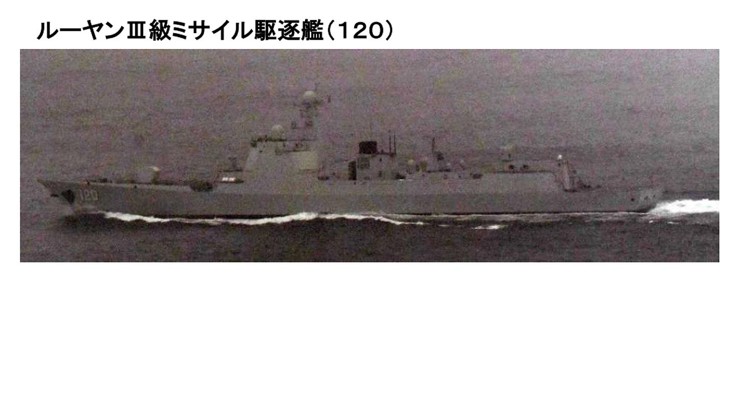 这6艘舰艇南下，经过冲绳本岛和宫古岛之间海域，向太平洋驶去。 （日本防卫省统合幕僚监部官网截图）