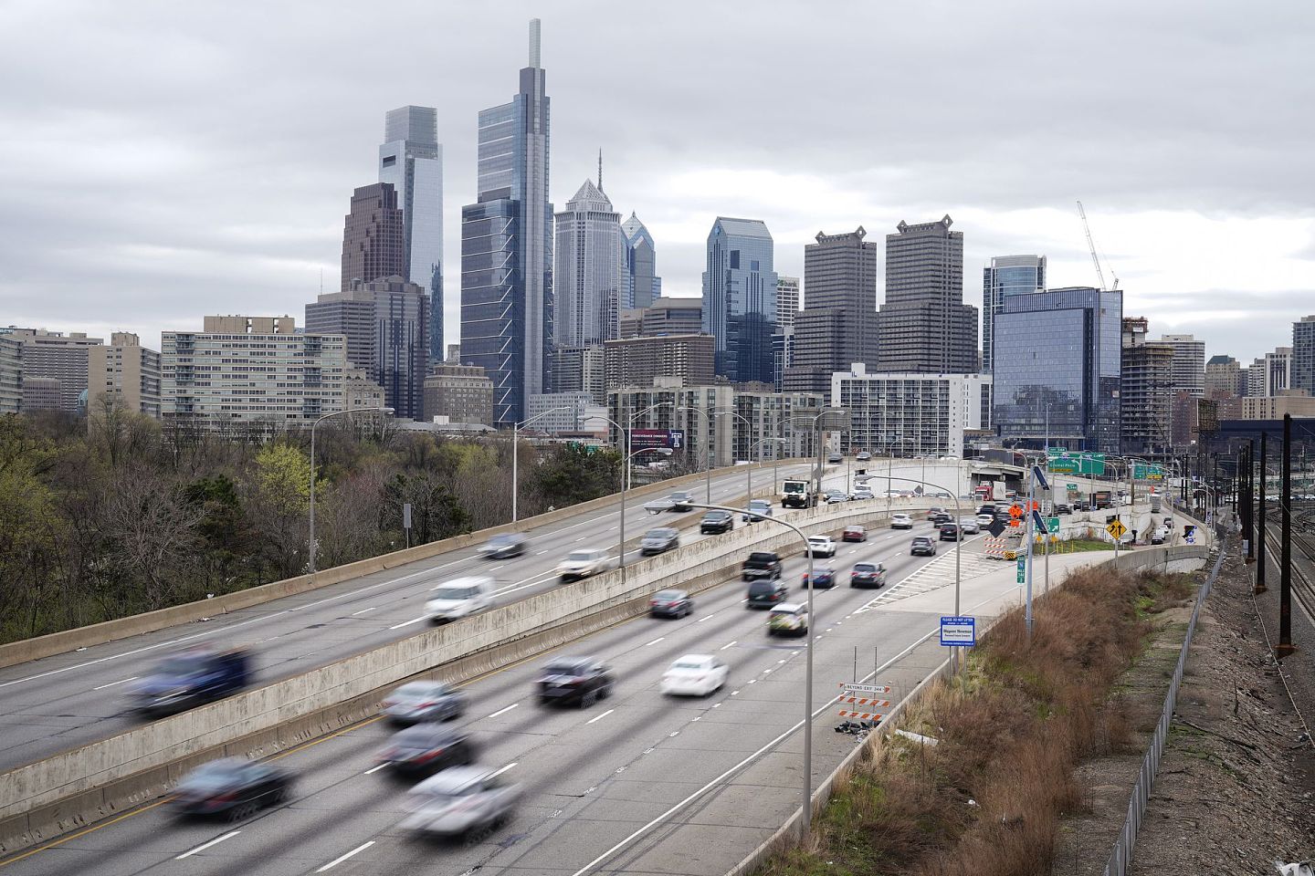 2021年3月31日，机动车在费城76号州际公路上行驶。拜登提议投资6,200亿美元来修复美国老化的交通基础设施。白宫表示，这将修复2万英里的道路和1万座桥梁。（AP）