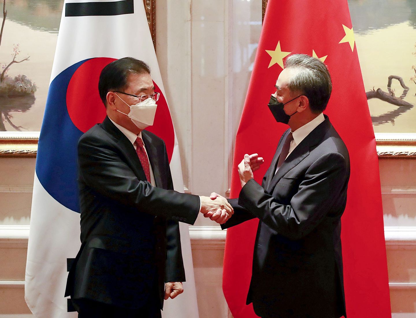 2021年4月3日，韩国外交部长郑义溶（左）访问中国期间与中国外交部长王毅举行会谈。（AP）