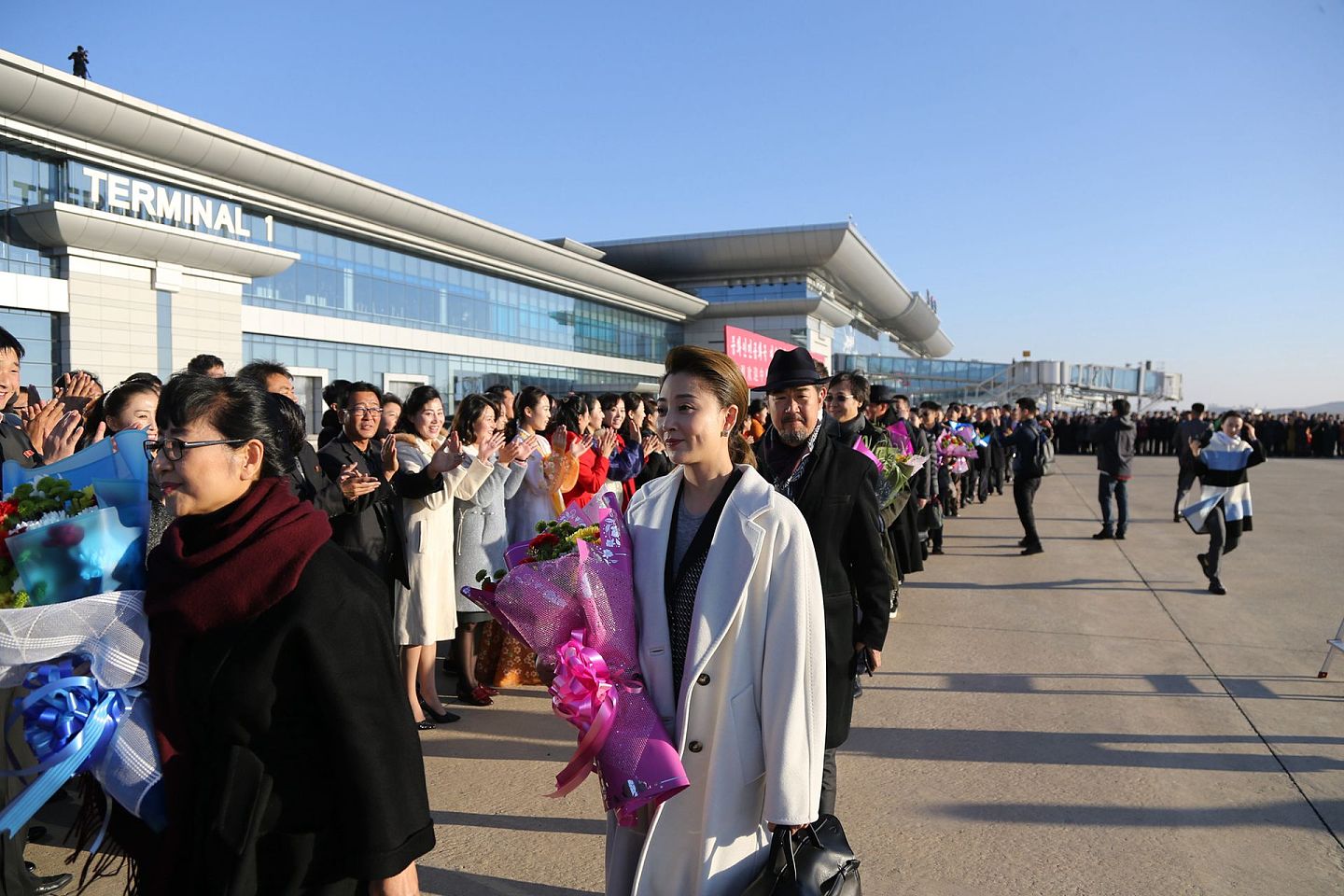 2018年11月2日，中国文艺工作者代表团在机场受到朝鲜民众欢迎。（新华社）