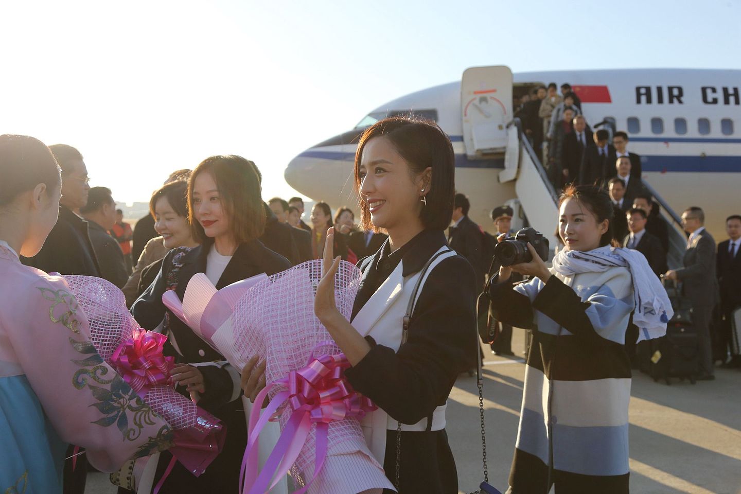 2018年11月2日，中国文艺工作者代表团抵达平壤顺安国际机场，开始对朝鲜进行访问。（新华社）
