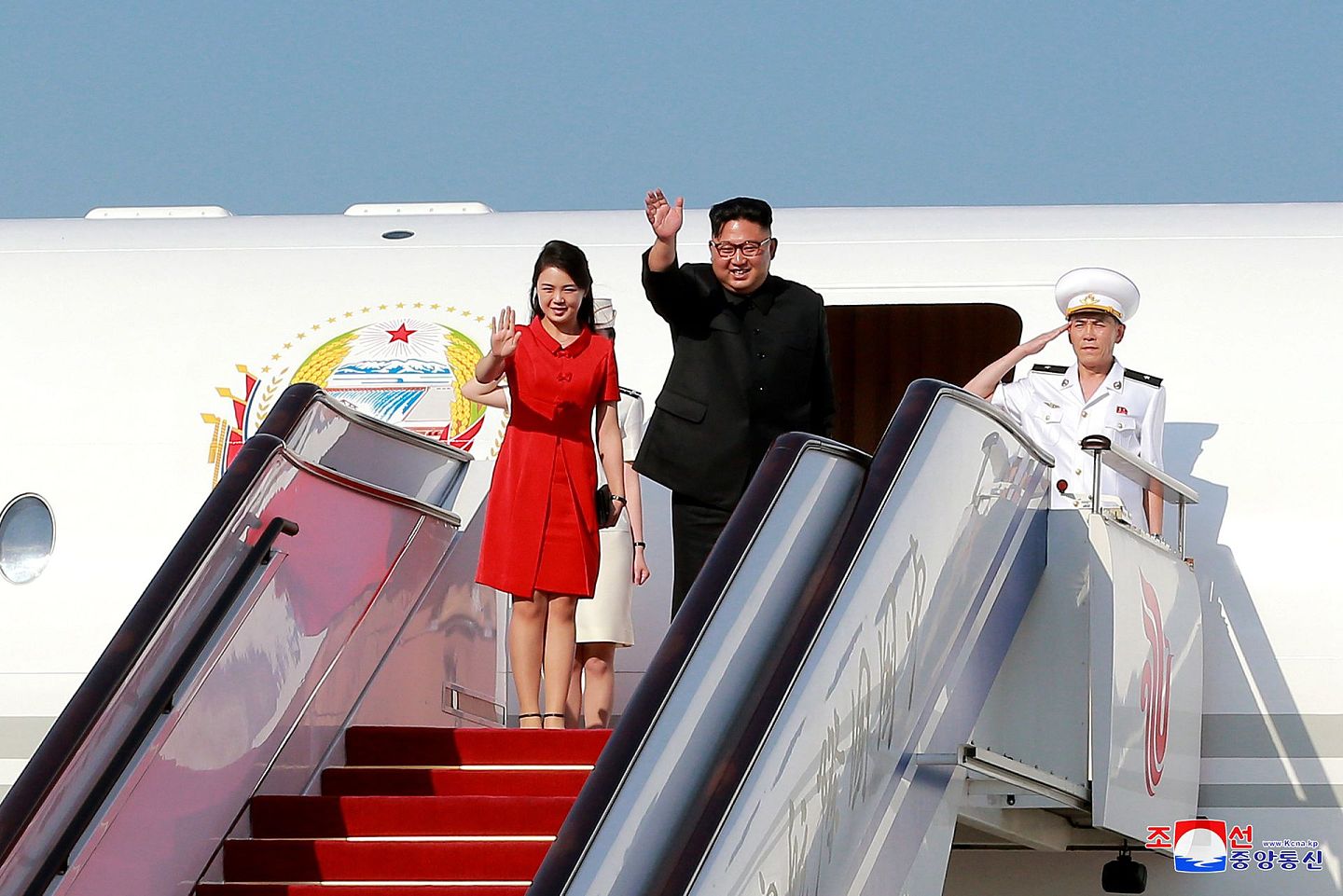 2018年6月20日，金正恩与夫人李雪主准备乘坐飞机前往中国。（Reuters）