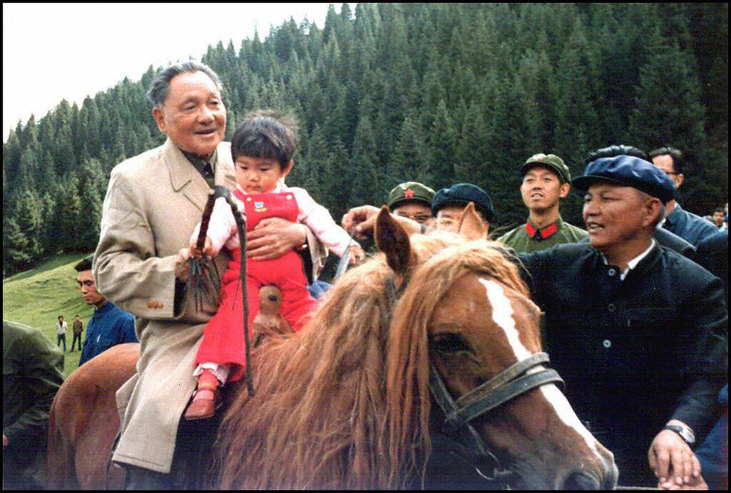 1981年，新疆分裂主义思潮复活，邓小平视察新疆。（法新社）