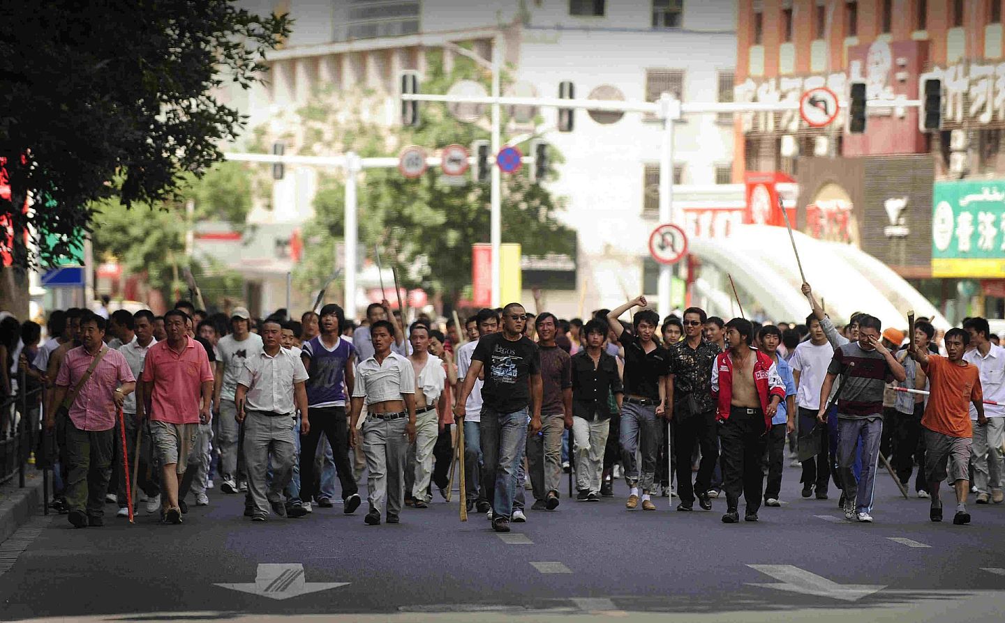2009年新疆“7·5”事件发生后，乌鲁木齐汉族民众走上街头游行。（法新社）