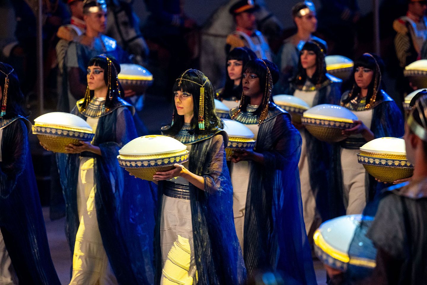 2021年4月3日，参加木乃伊搬迁仪式的埃及民众。（Reuters）