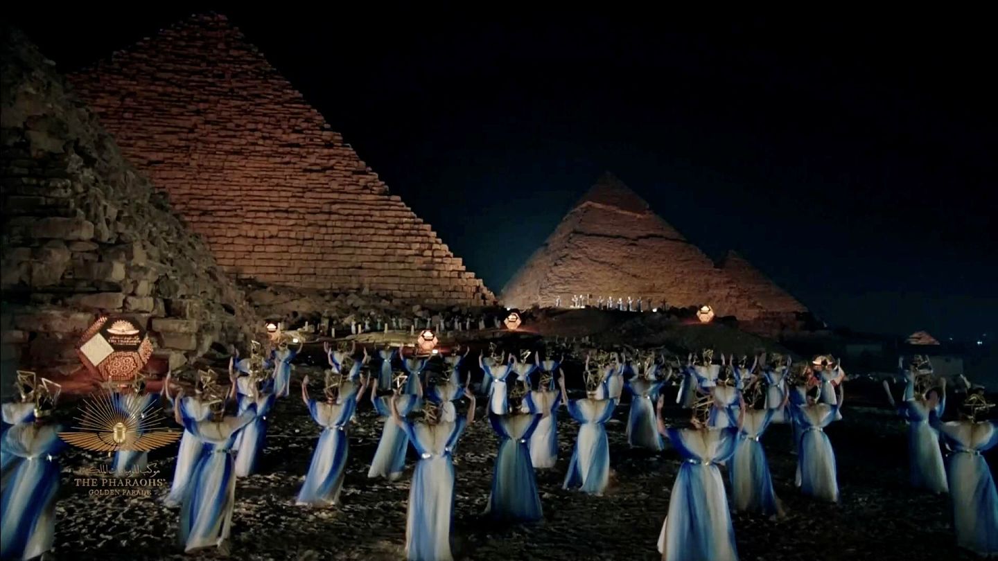 2021年4月3日，木乃伊搬迁仪式，埃及民众通过视频表演舞蹈。（Reuters）