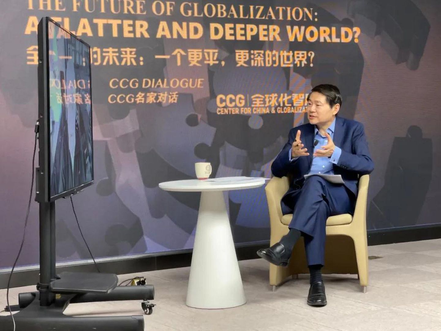 CCG主任王辉耀在对话中表示，中国的成功并非真正像某些美国人所理解的那样纯粹是旧的传统的方式。如今，通过结合了技术，民主，市场，经济和精英管理的体系，中国取得了出色的成绩。（CCG供图）