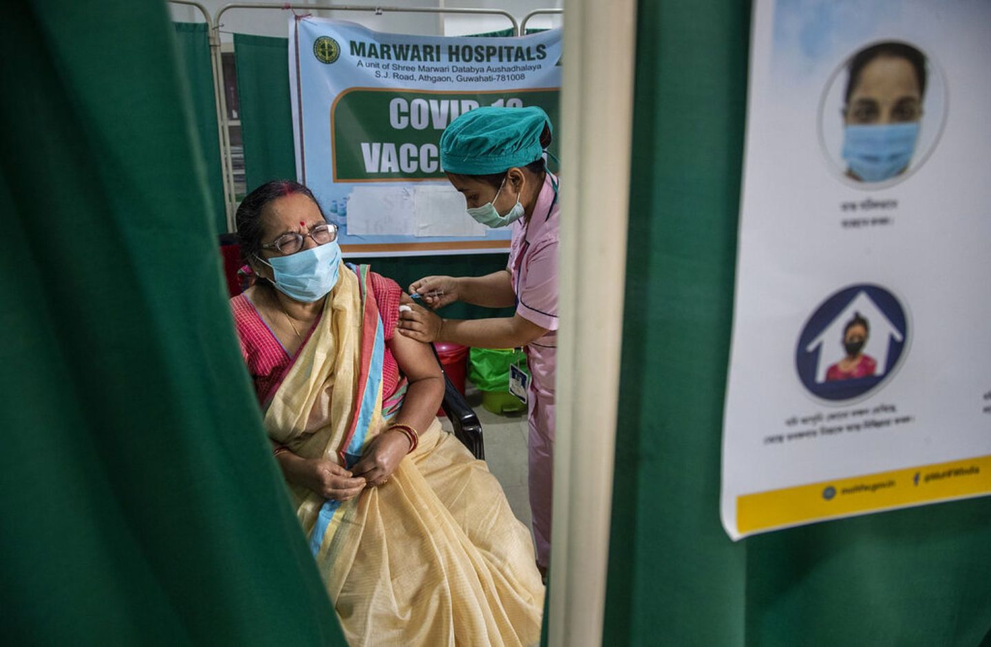 印度新冠肺炎疫情：图为3月4日印度高哈蒂一名年老的妇女在私人医院接种疫苗。（AP）