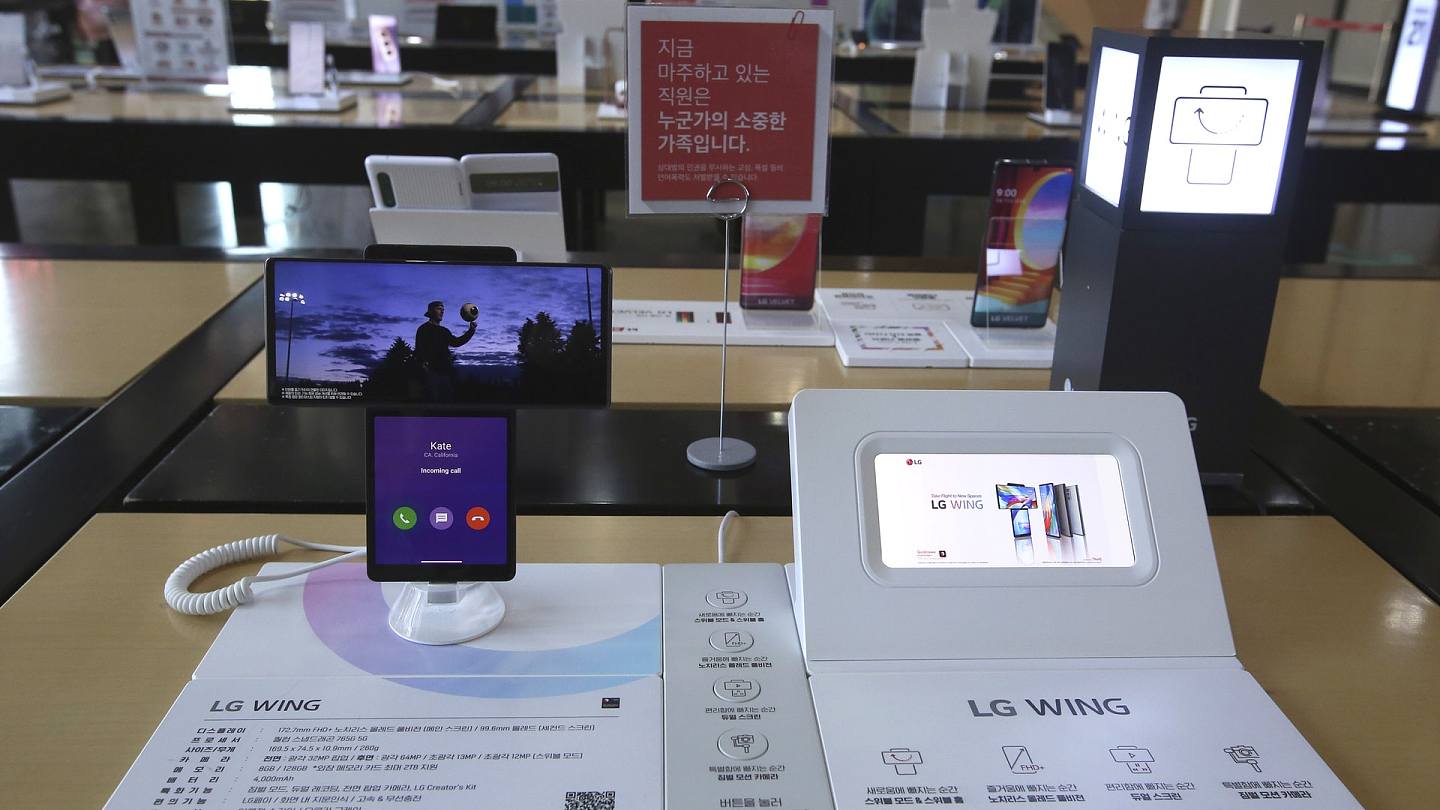 LG退出手机市场：图为4月5日，韩国首尔手机店的LG双屏幕手机LG Wing。 （AP）