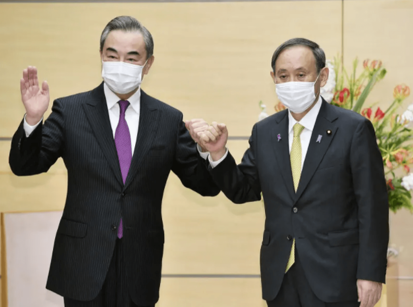 11月25日，中国外交部长王毅在东京的日本首相官邸和日本首相菅义伟举行会晤。（日本首相官邸）