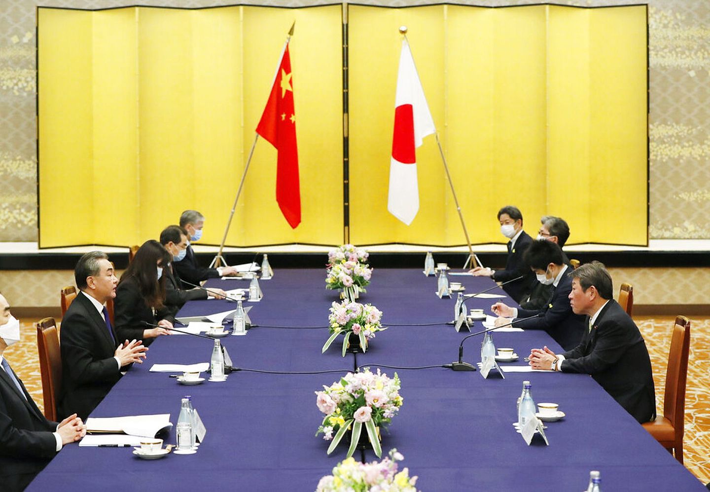 中国外长王毅11月24日与日本外相茂木敏充举行了会晤，充分讨论了应对新冠肺炎（COVID-19）疫情等问题。（AP）