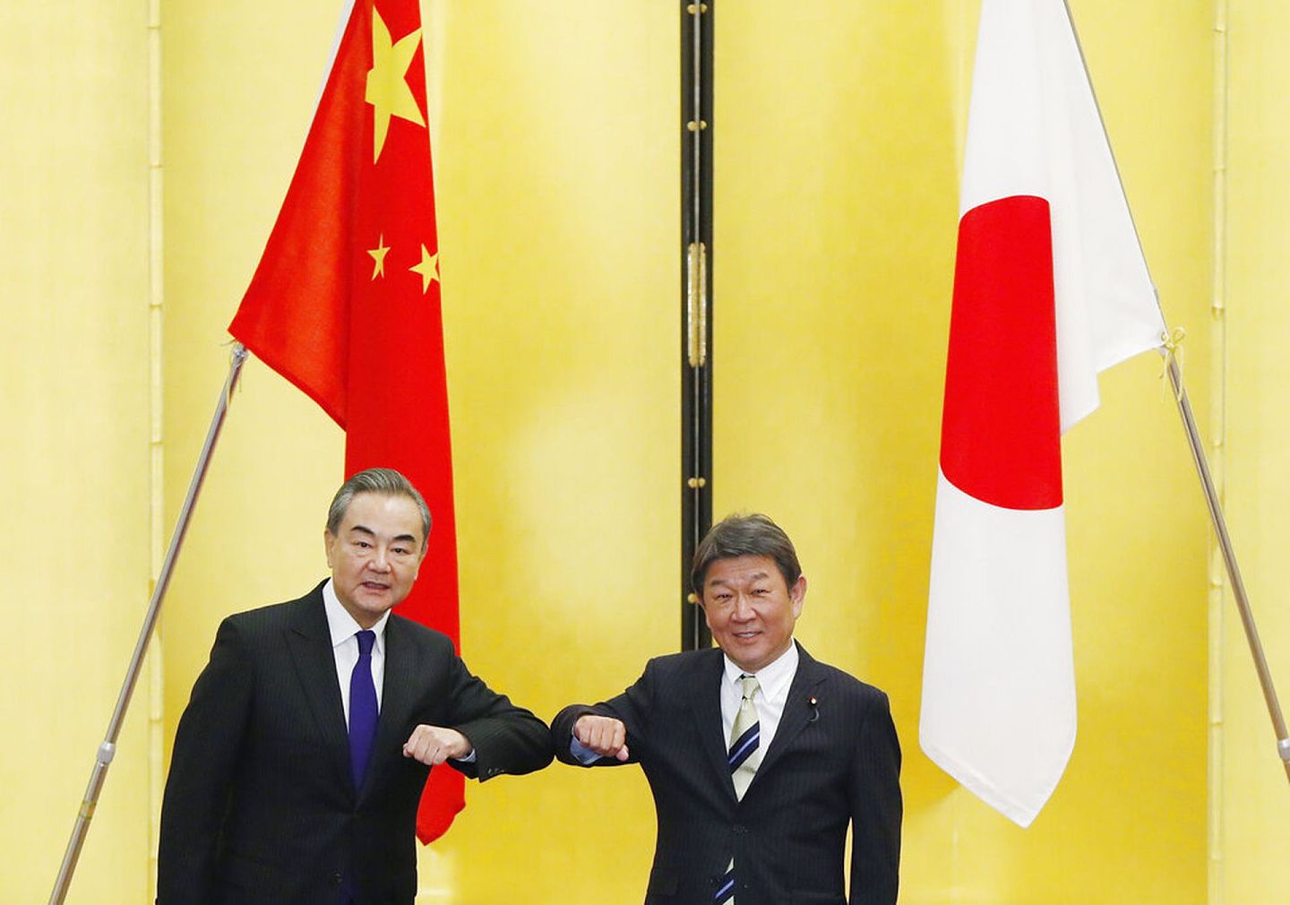 中国国务委员兼外长王毅11月24日与日本外相茂木敏充举行会谈。双方在会谈伊始，就加强应对新冠肺炎疫情展开合作达成一致。（AP）