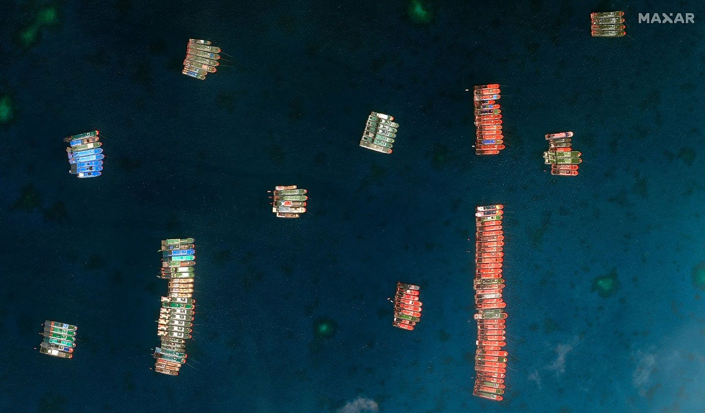美国卫星公司Maxar Technologies拍摄卫星照片显示，大量中国船只停靠在牛轭礁。（AP）