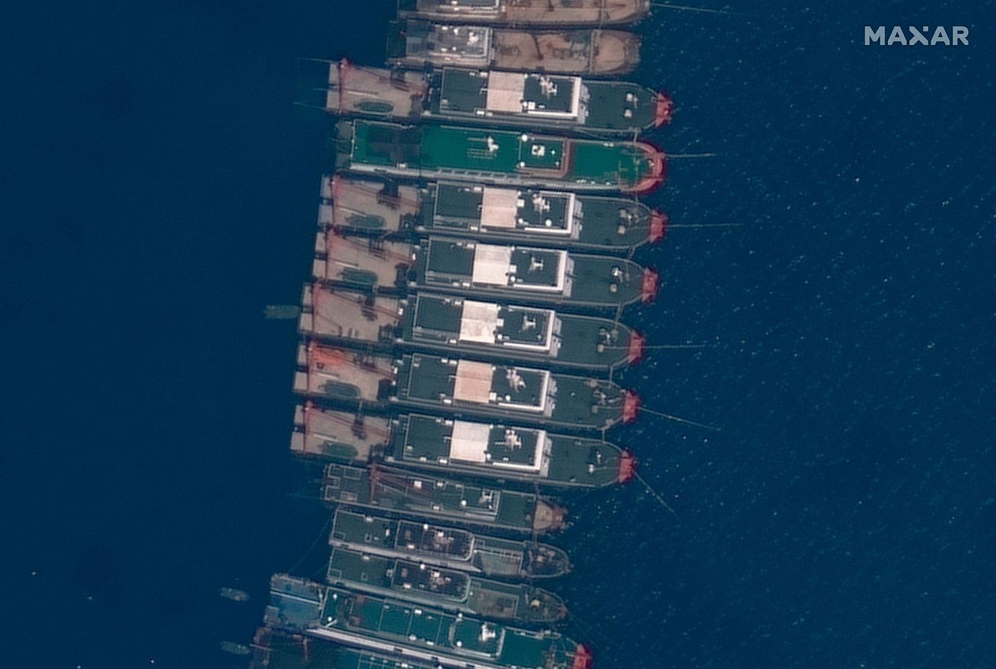 中国船只出现在牛轭礁令菲律宾十分担忧。（AP）