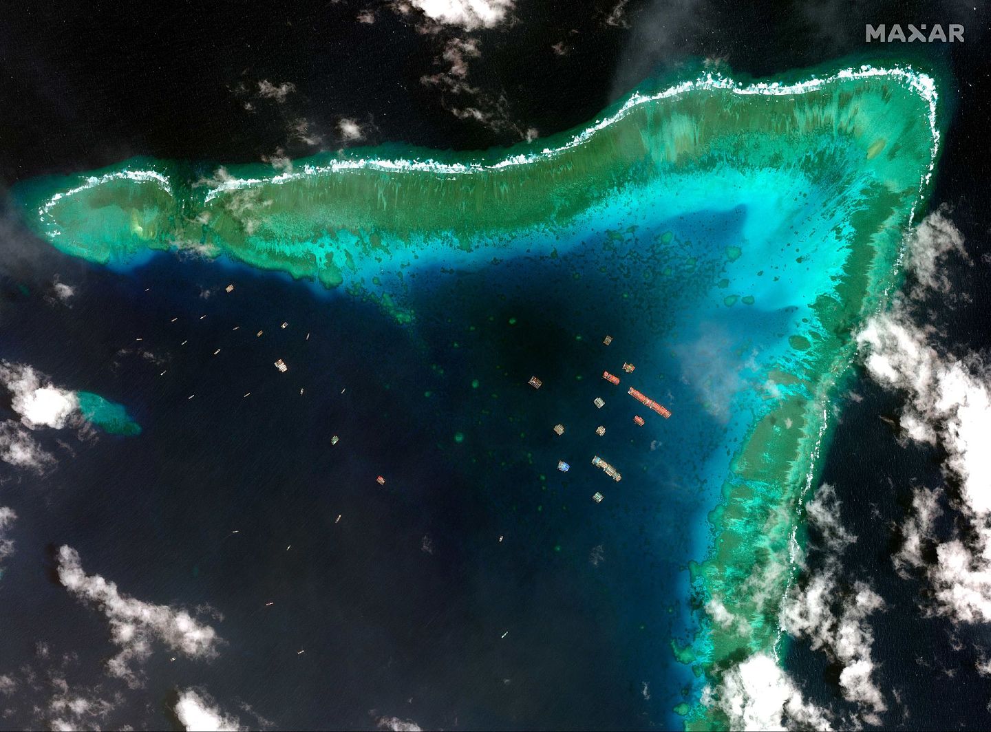 与此同时，2021年3月23日，美国卫星公司Maxar Technologies发布看牛轭礁附近海域卫星照片。（AP）