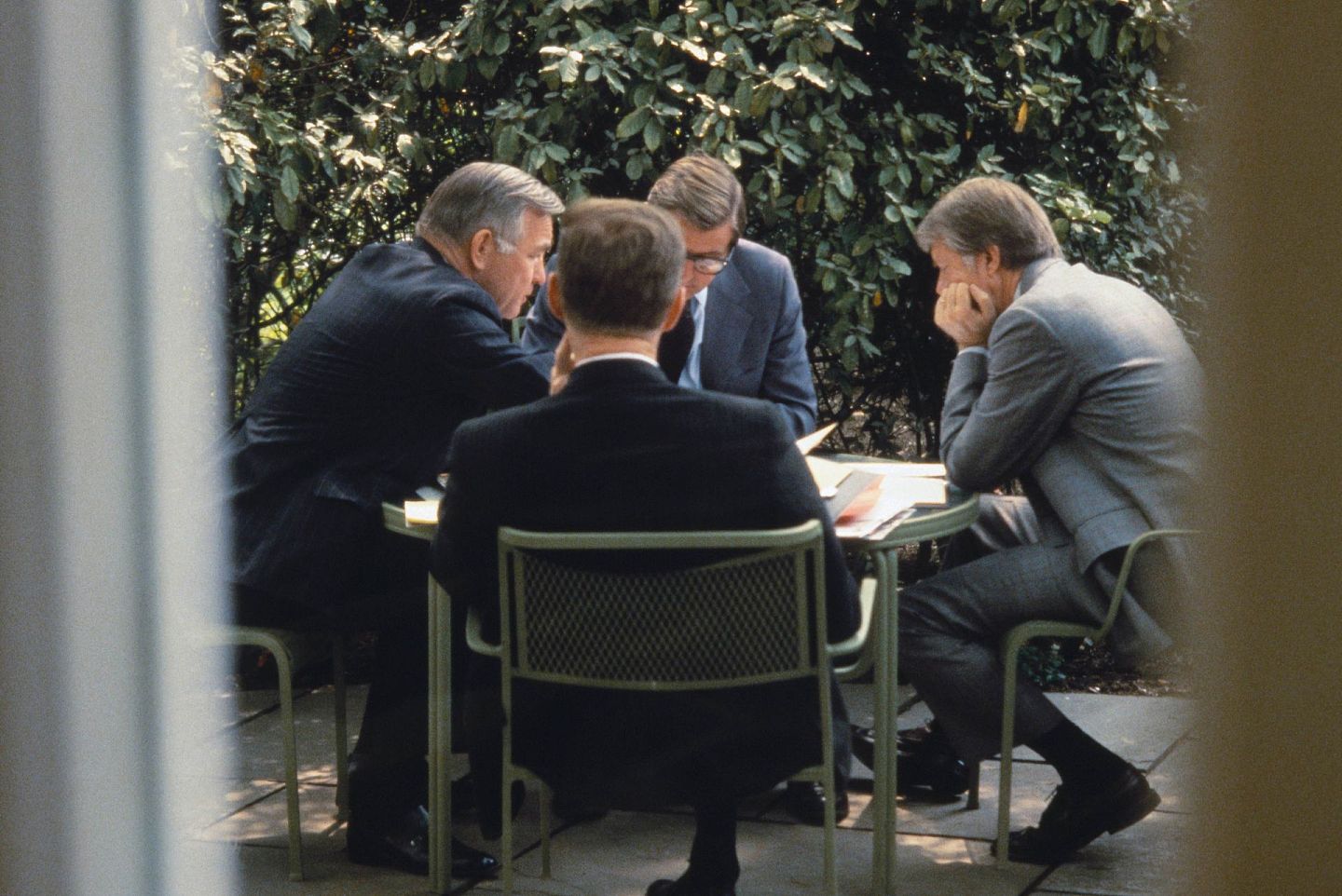 1977年，美国总统卡特（右）与中央情报局局长（左）、国防部长、和国家安全顾问布热津斯基（背对相机）就以色列问题进行讨论。两年后，布热津斯基对阿富汗的策略影响帮助美国自1949年后重返新疆问题舞台。（Getty）