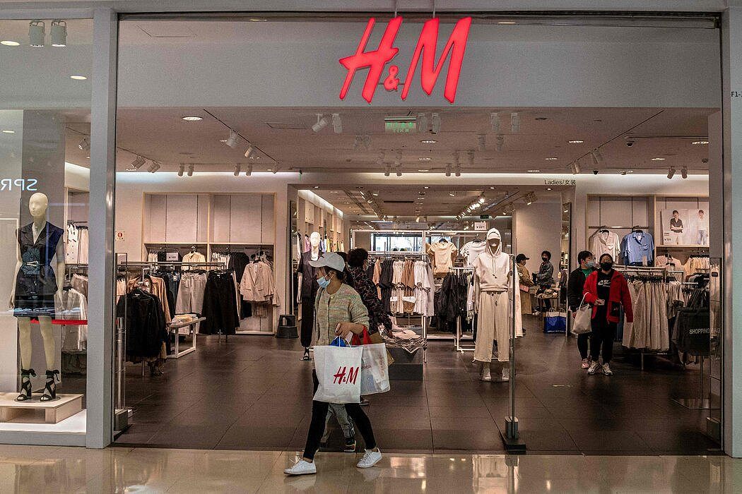 过去两周里，中国的官方媒体和网民一直在鼓励抵制H&M等外国企业。