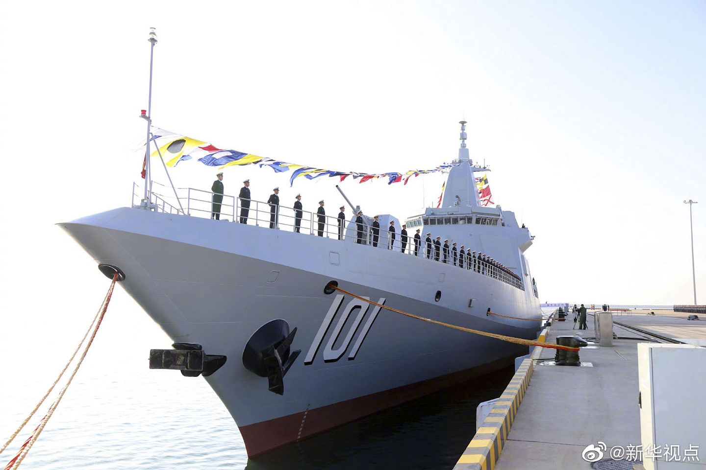 1月12日，南昌舰归建入列仪式在山东青岛某军港码头举行。这是2020年中国海军入列的首艘舰艇，也是中国海军首艘万吨大驱加入战斗序列。（微博@新华视点）
