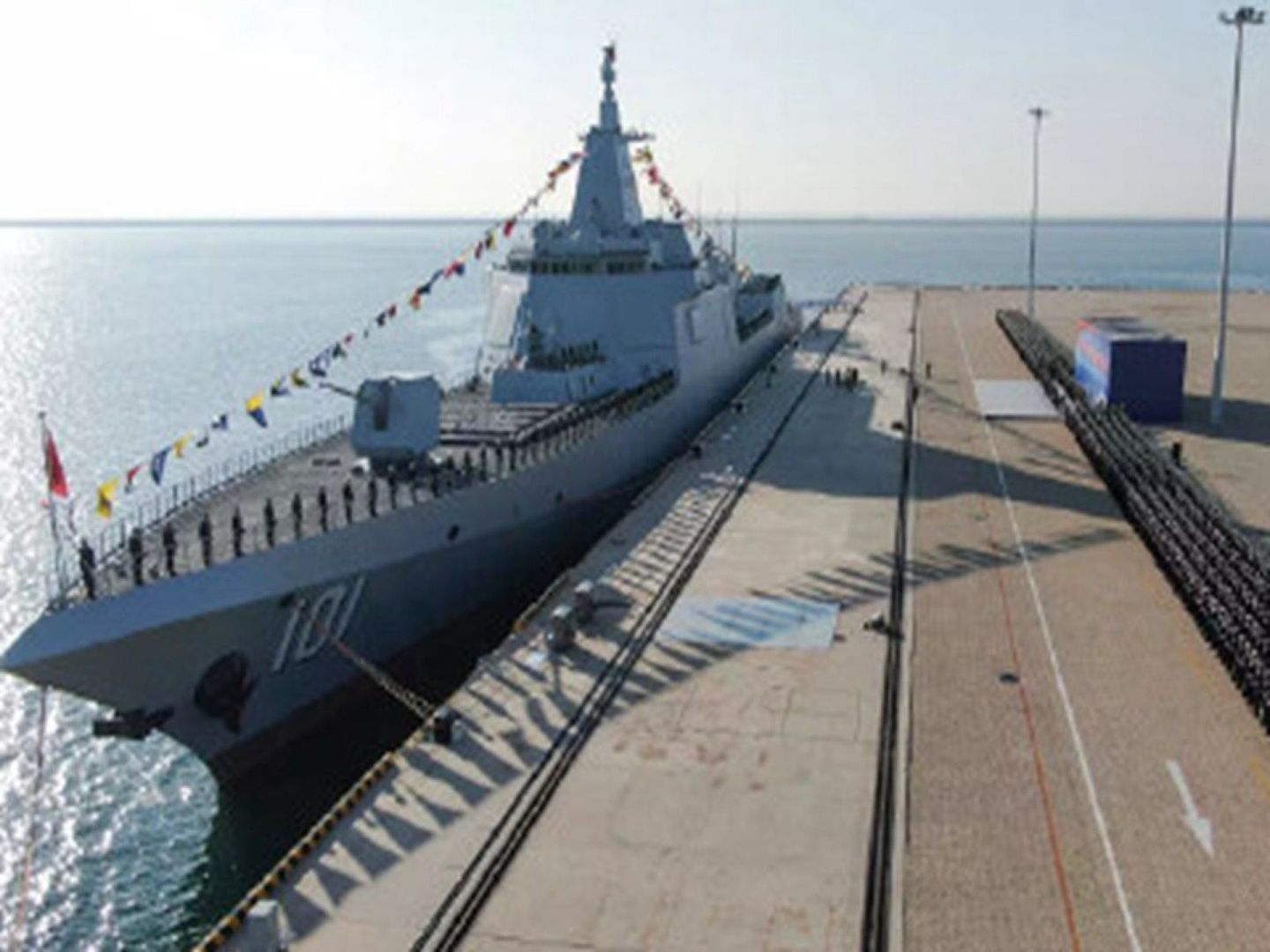 南昌舰是中国自主研制的055型万吨级驱逐舰首舰。（微博@瓷都晚报）