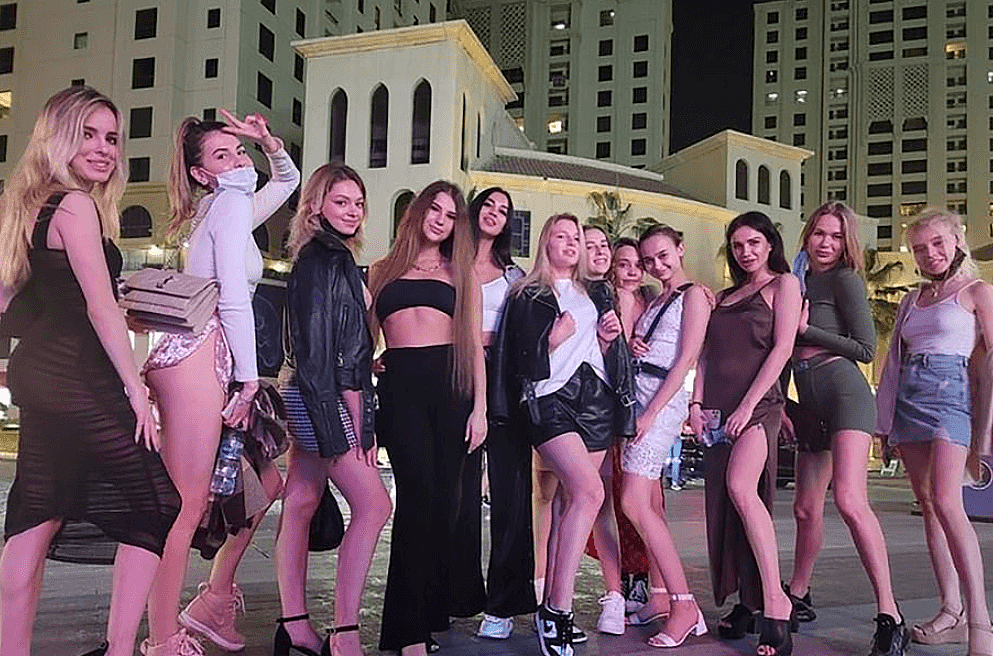 40名长腿女模在迪拜被捕：光着身子工作被拍正着，或将入狱6个月