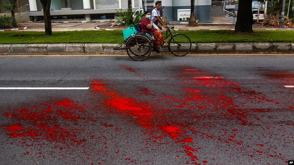 缅甸反军事政变抗议者把红漆泼洒在仰光的街道上。（2021年4月6日）