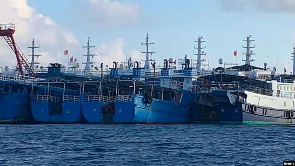 菲律宾方面发布照片：众多中国船只停泊在南中国海有争议的牛轭礁附近。（2021年3月27日）