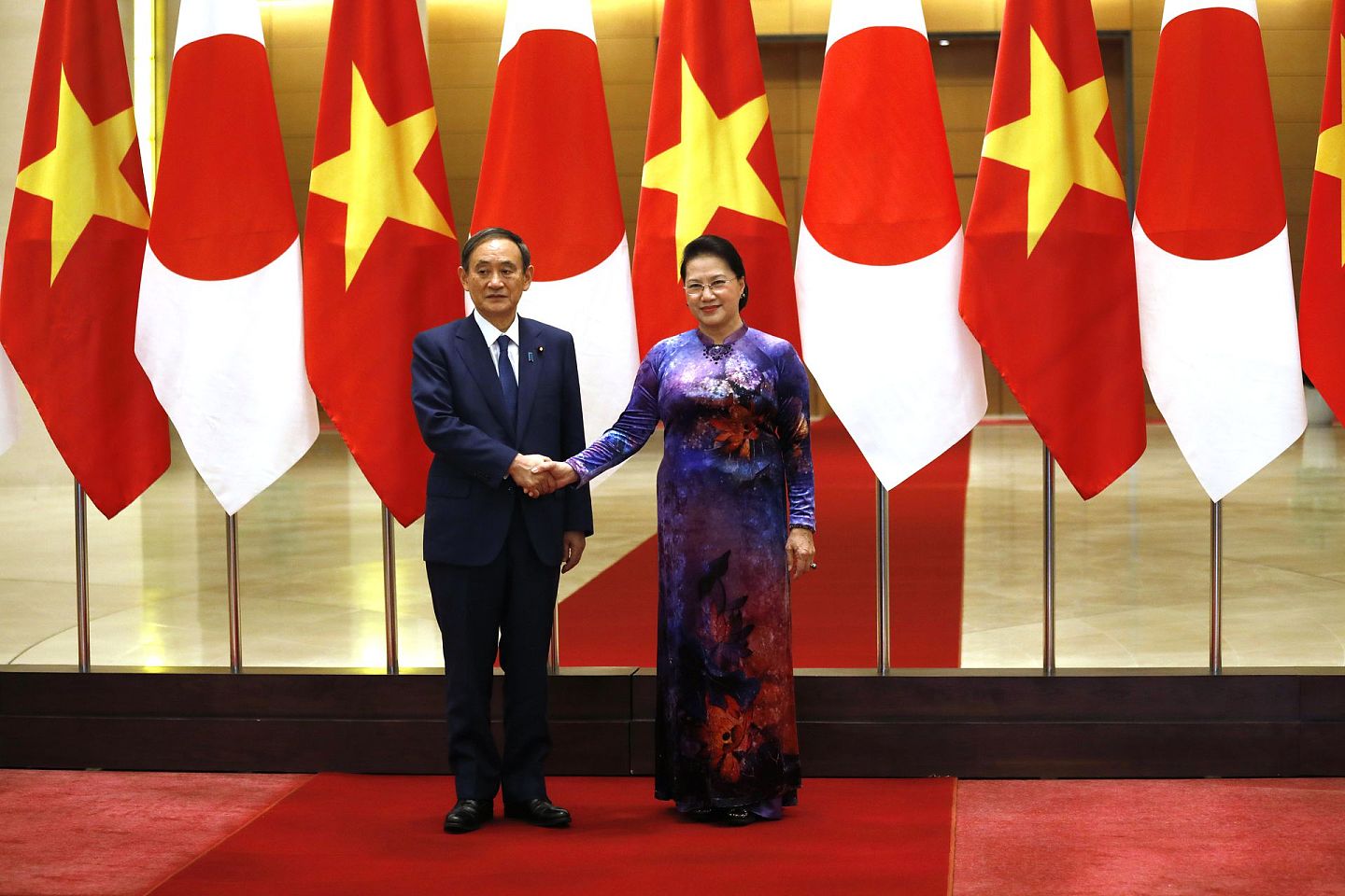 2020年10月18日，日本首相菅义伟乘专机抵达越南首都河内，开启上任后的首次海外访问。时殷弘认为，日本在对华战略上出现了重大调整。(AP )