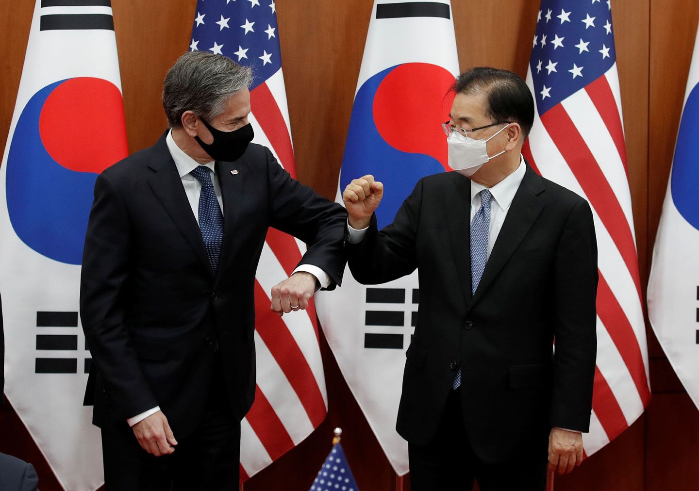 美国国务卿安东尼·布林肯(Antony Blinken)和韩国外交通商部长官郑义溶(Chung Eui-yong)于2021年3月18日在韩国首尔外交部举行的特别措施协议仪式打招呼。（Reuters）