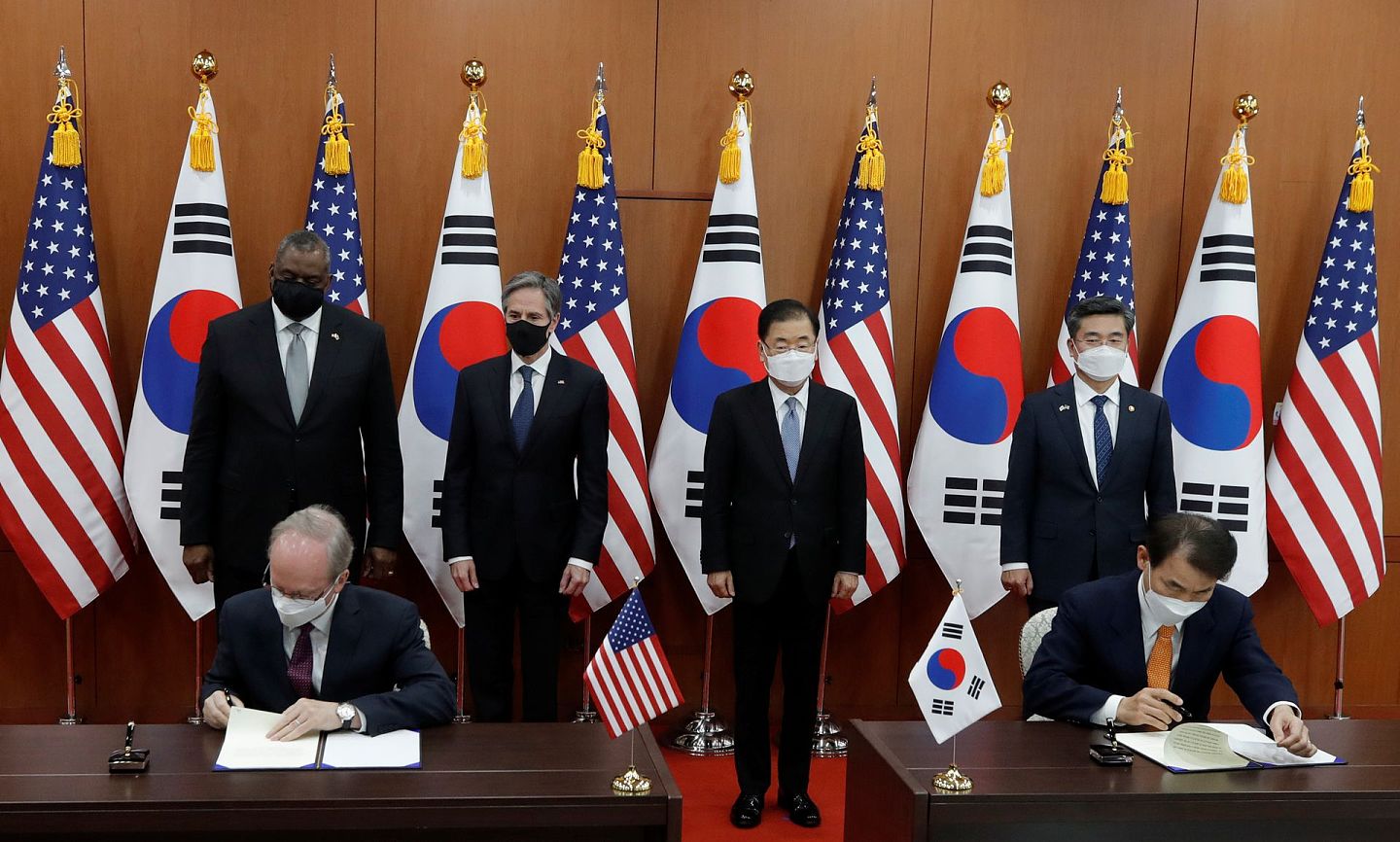 3月18日，韩美两国在首尔草签第11份《防卫费分担特别协定》。韩国外长郑义溶、防长徐旭和美国国务卿布林肯、防长奥斯汀出席在首尔外交部大楼举行的草签仪式。（Reuters）