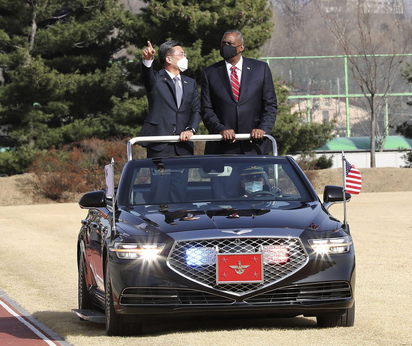 2021年3月17日，韩国首尔，在韩国国防部举行的欢迎仪式上，美国国防部长劳埃德·奥斯汀(右)和韩国国防部长徐旭(左)共同检阅仪仗队。（AP）