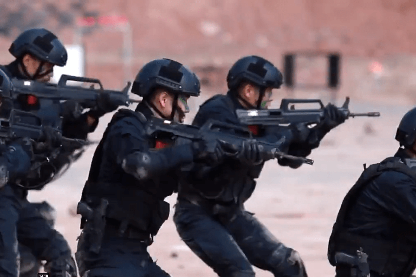 中国最新新疆反恐纪录片发布。图为当地警方进行反恐工作训练。（微博@CGTN视频截图）