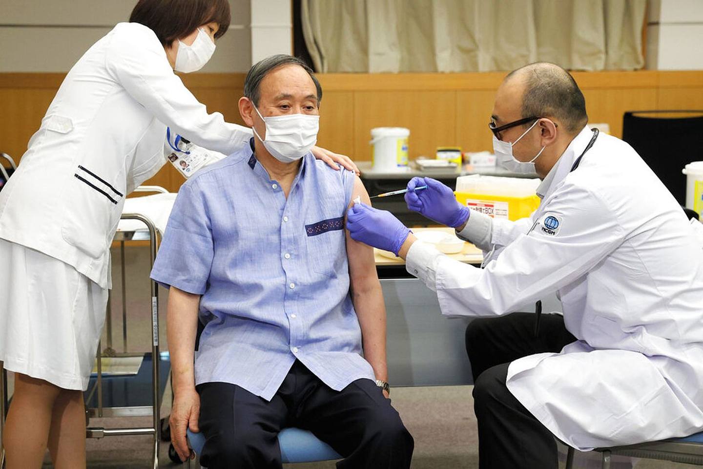 2021年3月16日，日本首相菅义伟（中）为4月出访美国做准备，在东京国立国际医疗研究中心接种新冠肺炎疫苗。 （AP）