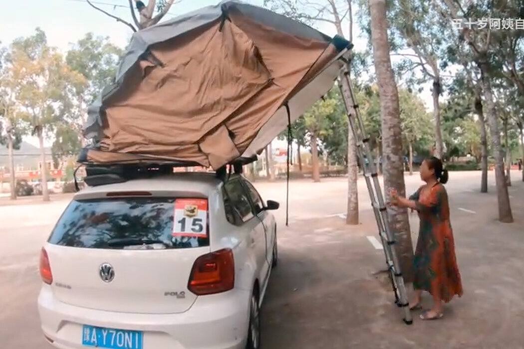 苏敏每晚独自一人睡在宽约1.4米、长约2.4米、用梯子支撑平衡的车顶帐篷中。