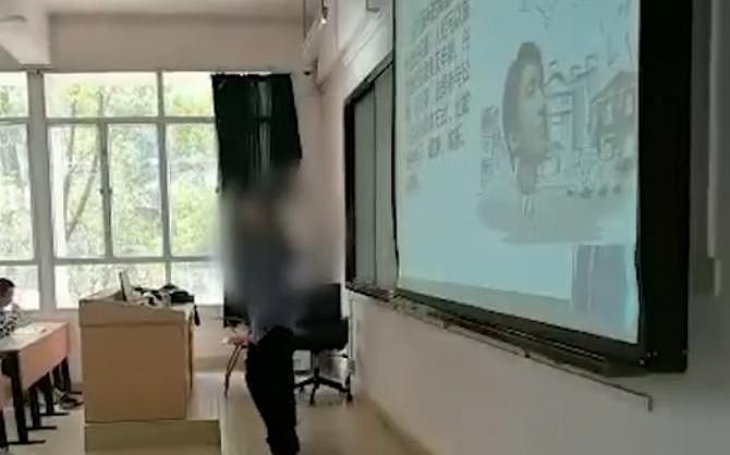 女学生闯入课堂怒斥男老师：他是一个下药迷奸的畜生，把我骗到宿舍…（视频/组图） - 4