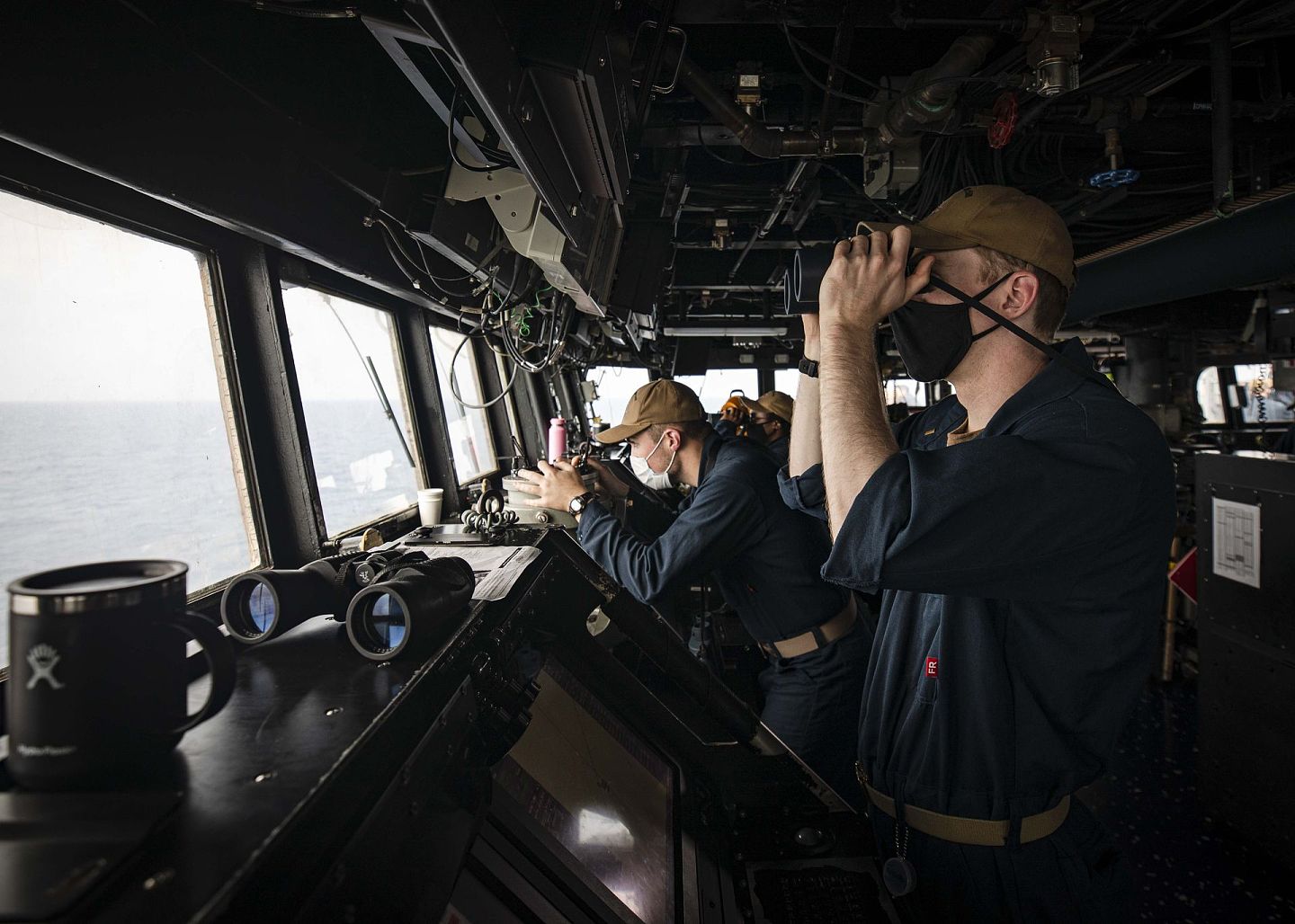 2021年2月5日，美国第七舰队公开驱逐舰麦凯恩号（USS John S. McCain DDG-56）前往西沙群岛海域执行“航行自由”行动照片。（美国第七舰队官网）