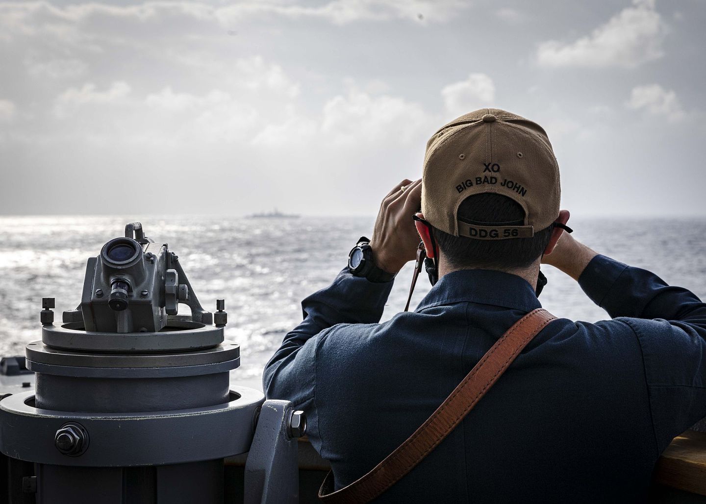 2021年2月5日，美国驱逐舰麦凯恩号人员进行观察，远处疑似出现解放军军舰。（美国第七舰队官网）