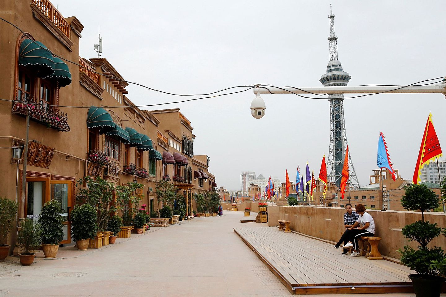 2018年9月6日，在中国新疆维吾尔族自治区喀什，一个安全摄像头被安置在古城改造后的区域。这引起西方浓墨重彩的批评，可类似摄像头在整个中国的大小城市司空见惯。（REUTERS）