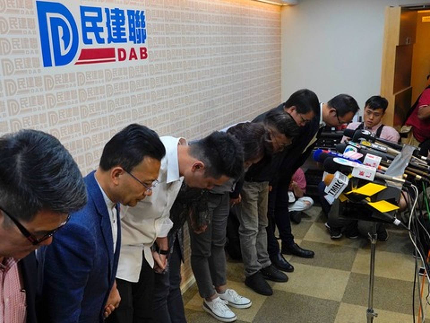 香港建制派在2019年香港區議會選舉中大敗。圖為香港民建聯主席李慧瓊(中)和她的候選人在新聞發佈會上向支持者鞠躬致歉。（美聯社）