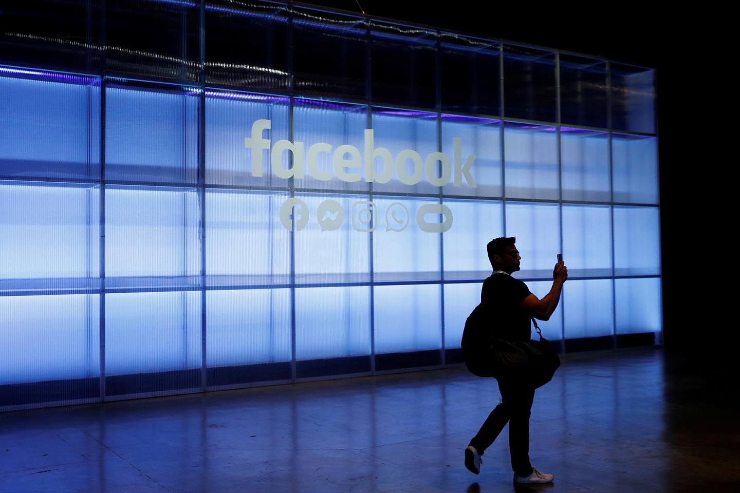 美媒《商业内幕》（Business Insider）昨日（3日）报道，Facebook逾5亿名用户的个人资料，包括姓名、电话和电邮等，被上载至一个黑客网站供免费浏览。