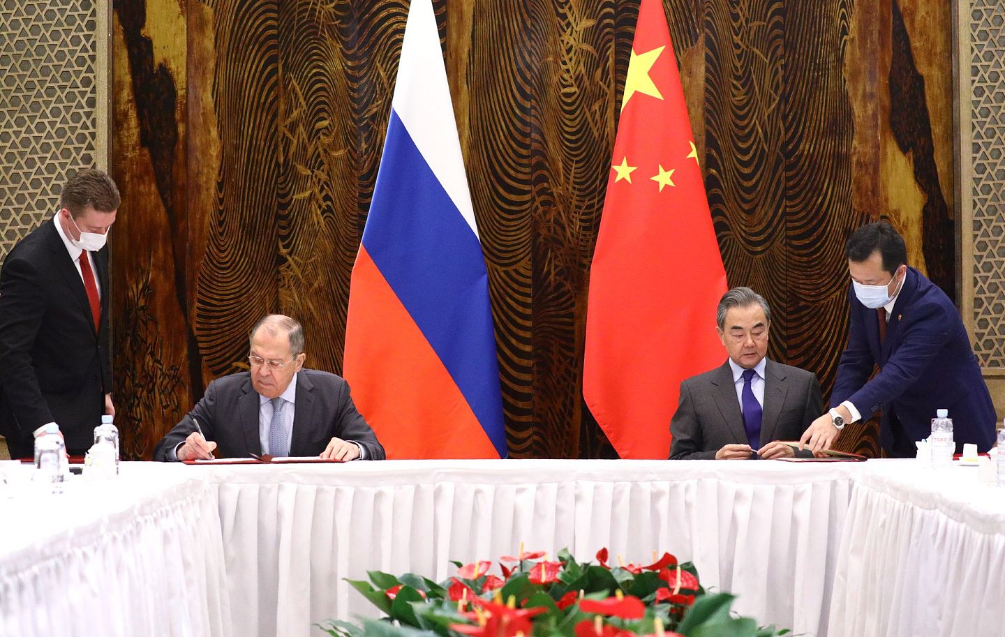 2021年3月23日，俄罗斯外交部长拉夫罗夫(左)和中国外交部长王毅在广西壮族自治区桂林举行会谈后出席签字仪式。（AP）