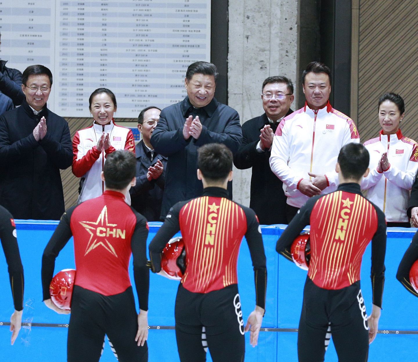 2019年2月1日，习近平考察北京冬奥会、冬残奥会筹办工作。这是1日下午，习近平在国家冬季运动训练中心察看国家速滑队训练备战情况。（新华社）