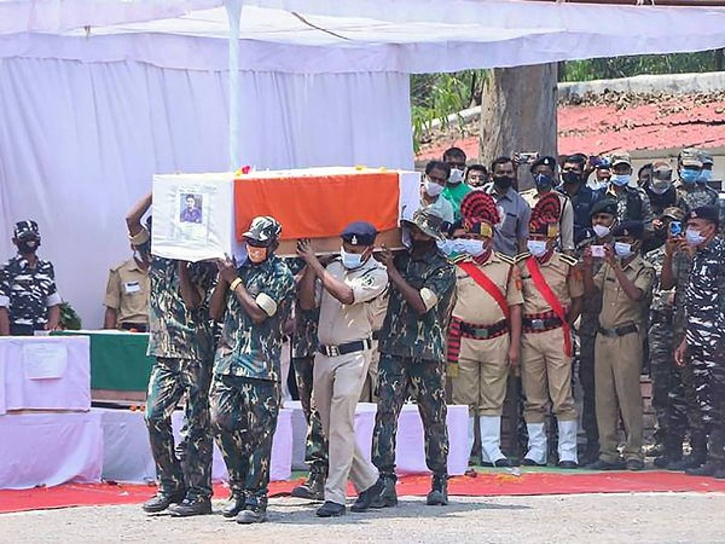 到4月5日，部分被收殮的軍警屍首得到了印度陸軍人員抬棺送葬的「榮譽」。（印度Times Now網頁截圖）