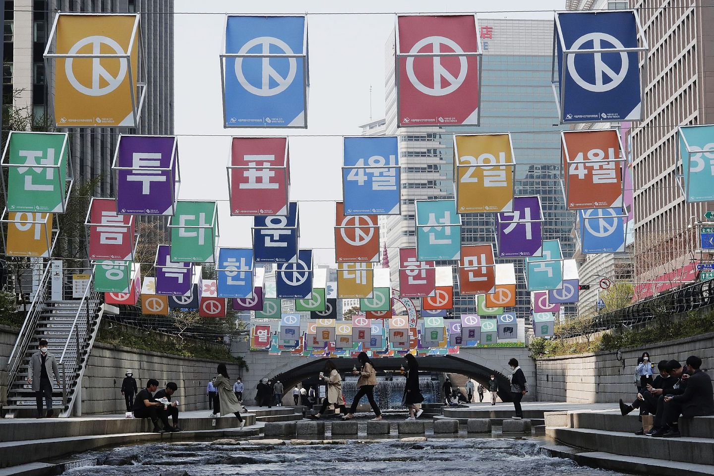 首尔市长补选当日，市中心挂起呼吁选民投票的宣传品。（AP）