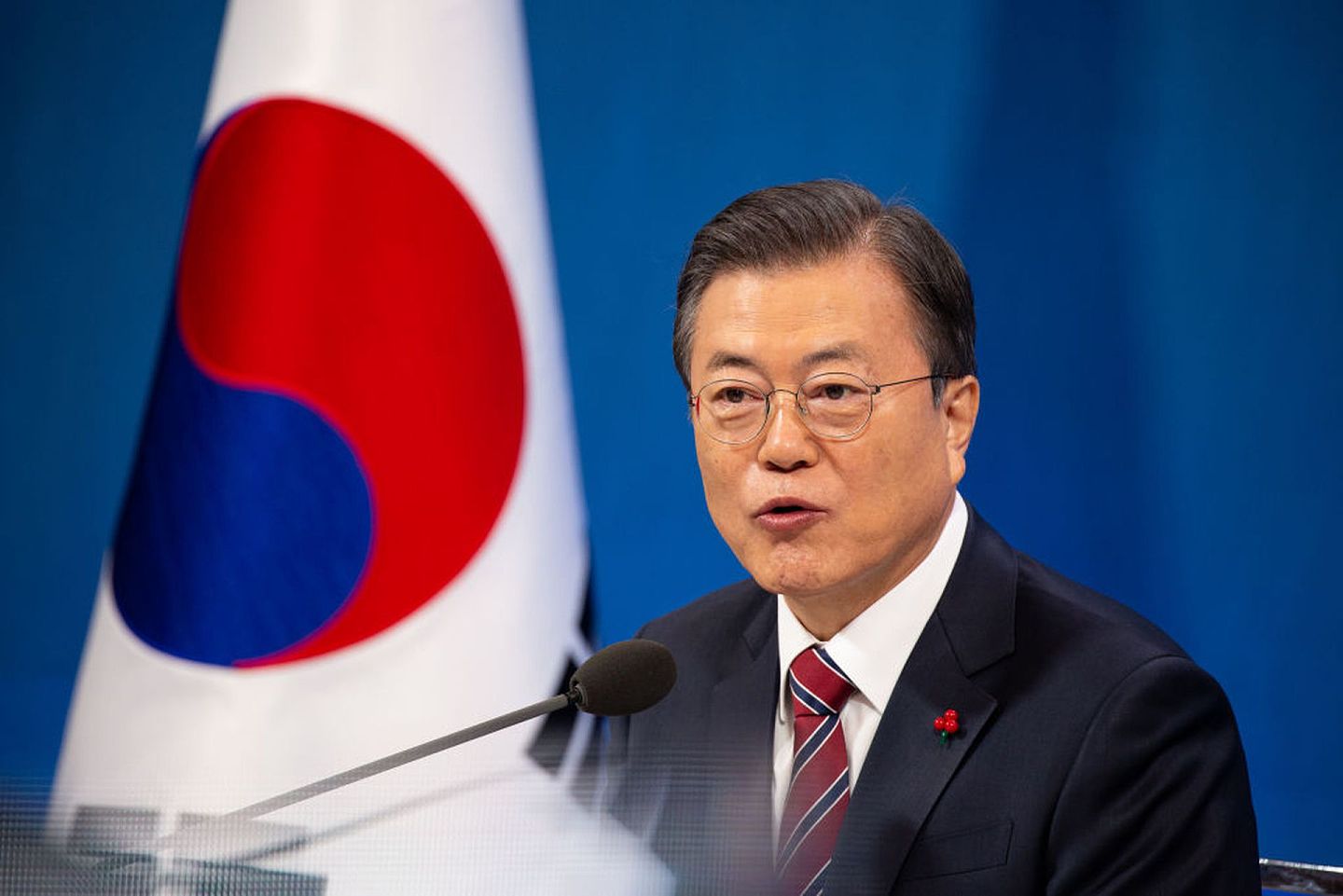图为2021年1月18日，韩国总统文在寅于青瓦台出席新年记者会。（Getty Images）