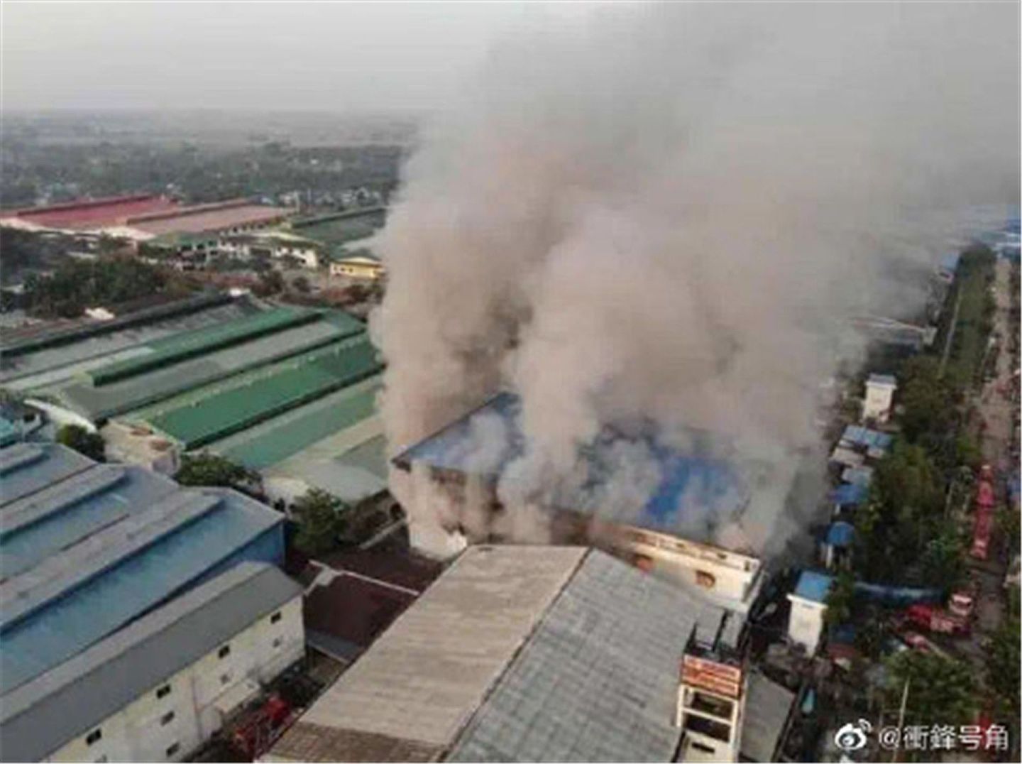 缅甸仰光一家中资企业遭示威者砸烧。据厂方估计，损失约为800万人民币。（微博@衝鋒号角）